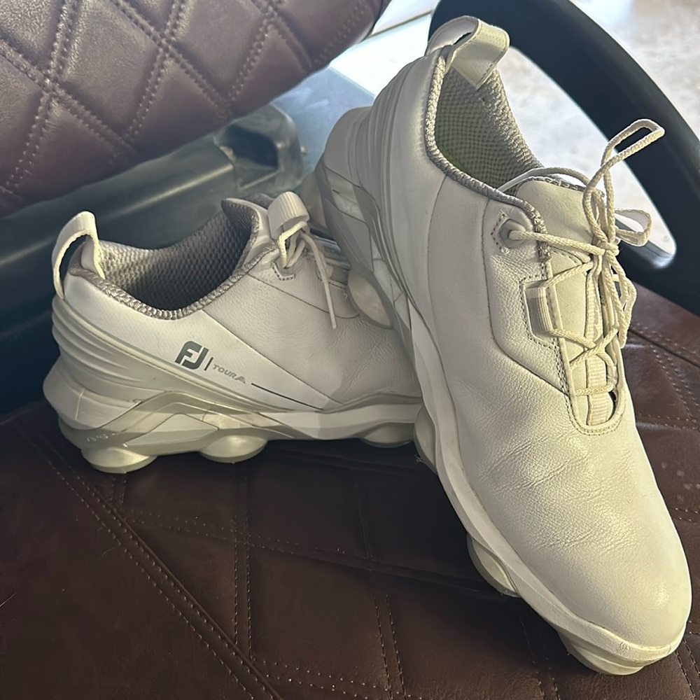 Footjoy Men’s spiked golf shoes. Size 10